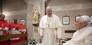 Papa Francesco chiede preghiere per Benedetto XVI “E’ molto malato”