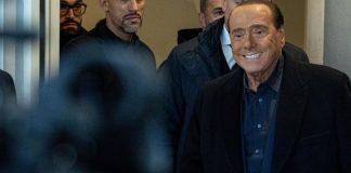 FdI, Berlusconi in video si dilunga. La piazza: “Vogliamo Giorgia”