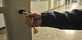 Carceri, detenuto picchiato ad Avellino: arrestati 3 agenti Penitenziaria