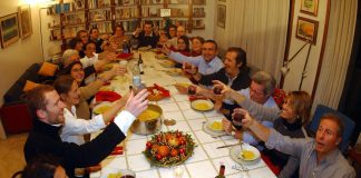 Mini porzioni e ginnastica da sedia contro gli effetti di pranzi e cenoni
