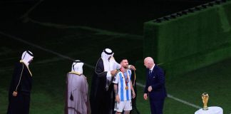 Messi alza la coppa vestito da arabo, maglia coperta e polemiche