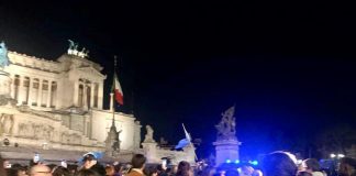 L’Argentina vince i Mondiali, in Piazza Venezia esplode la gioia dei tifosi