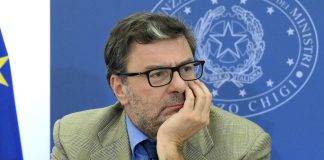 Manovra 2023, Giorgetti: “Suggerisco di cambiare ristorante se non accetta bancomat”