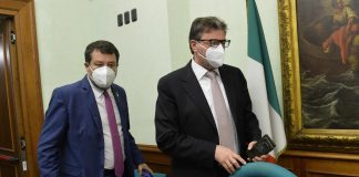 Manovra, il derby Salvini-Giorgetti sull’uso del bancomat