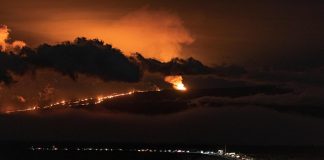 Hawaii, enormi flussi di lava dal vulcano Mauna Loa – Video