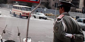 Iran, attivisti: 17enne ucciso da polizia dopo inseguimento in auto