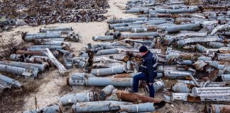 Ucraina, attacchi e strategia Russia: lo scenario di guerra secondo 007 e analisti