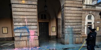 Teatro alla Scala imbrattato di vernice, denunciati 5 attivisti
