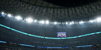 Qatar 2022, guardia sicurezza precipita dallo stadio e muore