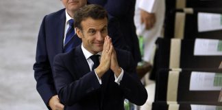 “Applaude anche Sarkozy”, lapsus Rai e Twitter si accende – Video