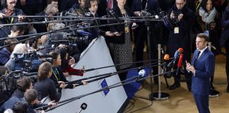 Ucraina, Macron: “Accordo Ue su 18 miliardi di aiuti a Kiev”