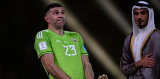 Argentina campione, Martinez e il gestaccio durante la premiazione