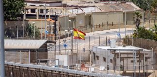 Migranti, entra in Spagna dal Marocco in parapendio