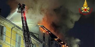 Milano, in fiamme tetto palazzina in via Ripamonti