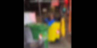 Napoli, chiudono uomo in cassonetto e lo rovesciano – Video