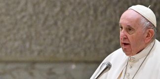 Papa sferza la Curia: “Tornare all’essenziale”. E mette in guardia da “eresia vera”