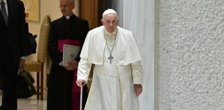 Papa: “Viviamo la terza guerra mondiale, siamo pazzi”
