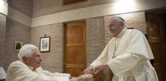 Papa Francesco: “Preghiamo per Benedetto XVI, è molto malato”