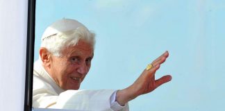 Ratzinger, ore d’ansia: assistito costantemente da medici