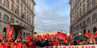 “Giù le armi, su i salari”: a Roma il corteo contro guerra e carovita