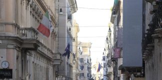 Roma, donna punta con ago: rintracciato uomo del video