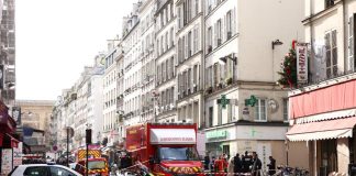 Sparatoria oggi a Parigi, il padre del killer: “Mio figlio è pazzo”
