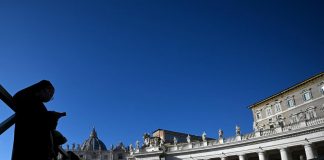Ratzinger, Vaticano: “Stazionarie condizioni del Papa emerito”
