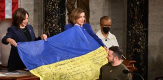 Zelensky al Congresso Usa, a Pelosi bandiera con firme soldati al fronte
