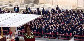 Oltre 50mila fedeli per l’ultimo saluto a Benedetto XVI “Santo subito”