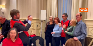 Moratti ballerina e Majorino “fotografo” per Fontana al pranzo dei clochard