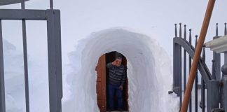 Neve in Abruzzo, scava un tunnel per uscire di casa
