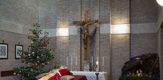Per Benedetto XVI mitra e paramenti rossi: albero di Natale nella cappella dove riposa