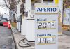 Benzina, un mese per i cartelli. Torna l’accisa mobile e i bonus carburanti e trasporti