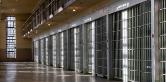 Scozia, stupratore di due donne si dichiara trans: non andrà in carcere femminile