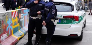Milano, bruciata auto polizia locale: sospetti sugli anarchici