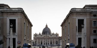 ‘Benedetto XVI dottore della Chiesa’, pronto lo striscione per i funerali