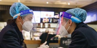 Covid, verso test per entrare in Ue prima di partire dalla Cina