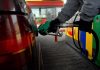 Carburante, prezzo benzina e gasolio in lieve calo oggi in Italia