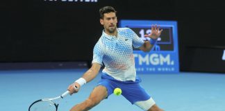 Australian Open, Djokovic vince ma ginocchio ha problemi