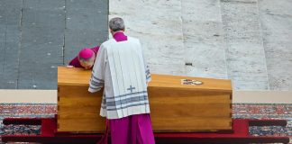 Benedetto XVI, il bacio di padre Georg alla bara di Ratzinger