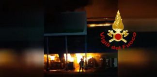Roma, incendio in capannone Orizzonte a Castel Romano – Video