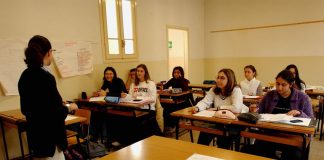 Scuola, quanto guadagnano i professori in Italia? Troppo poco