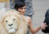 Kyle Jenner e la moda ‘bestiale’, l’abito è un leone (finto)