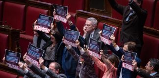 Dl aiuti, Camera approva decreto. Protesta M5S in Aula