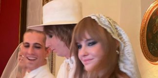 I Maneskin si sono ‘sposati’, look total white e rose rosse