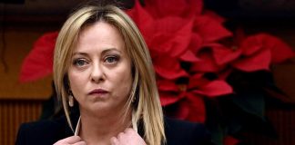 Prezzo benzina, Meloni difende la scelta sulle accise. Opposizione attacca