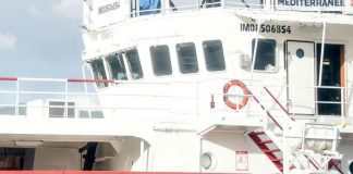 Migranti, Ocean Viking verso Ancona: “Attraversiamo tempesta”