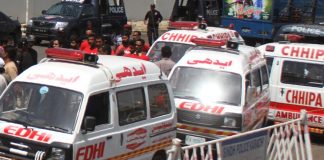 Pakistan, pullman precipita in burrone: 39 morti