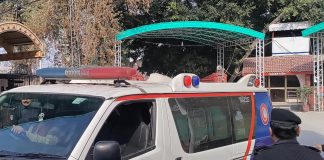 Pakistan, esplosione in moschea Peshawar: bilancio sale a 17 morti