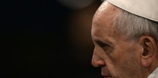 Papa Francesco: “Non restiamo sul divano, sporchiamoci le mani”